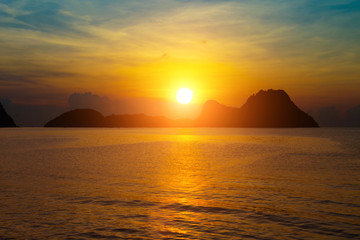 Obraz na płótnie Canvas Bright colors at dawn on the beach at sunrise in the Gulf of Thailand.