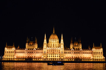 Fototapeta na wymiar Hungarian Parliament at night with a boat