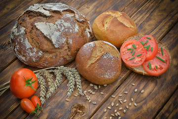 Brot und Brötchen mit Tomaten