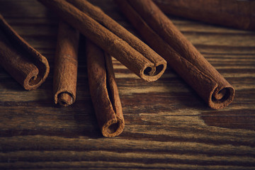 Zimtstangen auf Holz