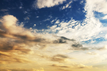 Fototapeta premium chmury cumulus szare i białe zbliżenie