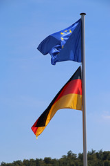 Flaggen Europa und Deutschland an einem Mast