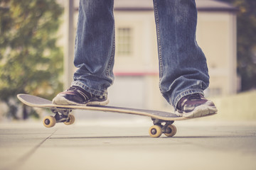 Junger Mann mit Skateboard, Innenstadt