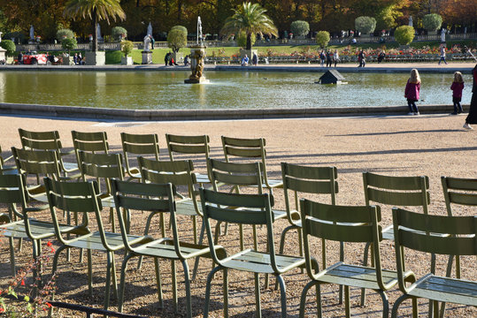 Chaises vertes au jardin du Luxembourg à Paris, France