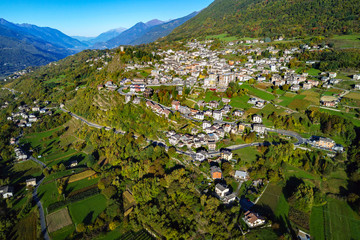 Fototapeta na wymiar Teglio - Valtellina (IT) - Vista aerea del paese verso ovest