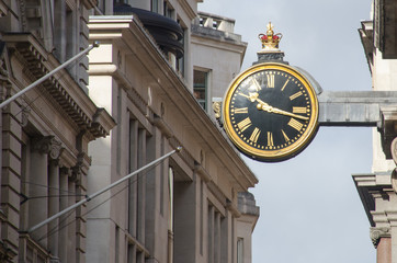 Fototapeta na wymiar Vintage street clock in city of London