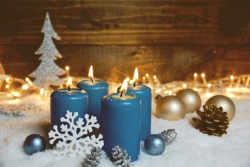 Fototapeta na wymiar Adventskerzen blau - vierter Advent - Weihnachtskarte