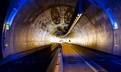 Tableaux ronds sur plexiglas Tunnel Cyclistes circulant dans un tunnel. Lyon, France.