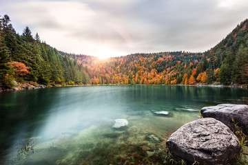 Lac glacier en automne dans les montagnes des Vosges Alsace lac des corbeaux - obrazy, fototapety, plakaty