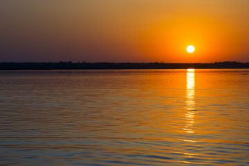 Naklejka premium Golden sunset over water