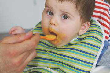 Neonato che mangia