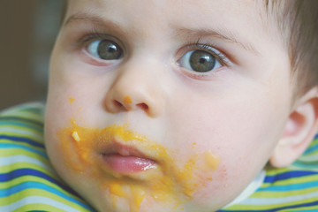 Neonato che mangia