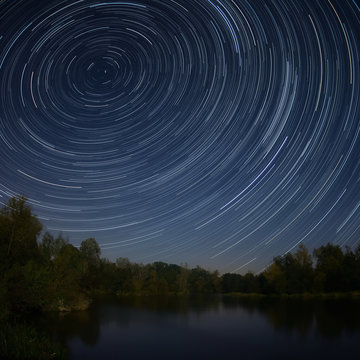 Fototapeta Zakręcona planeta... / początek jesieni w Dolinie Pilicy, dwugodzinna ekspozycja przy świetle księżyca