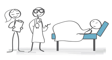 Ärzteteam berät Patient im Krankenhaus