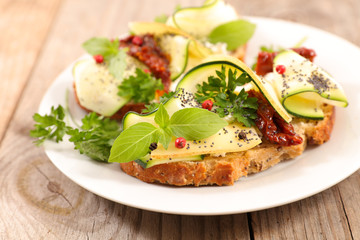 bread with courgette and cheese