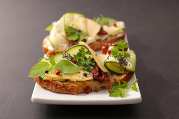 bread with courgette and cheese