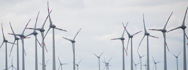 Windkraftanlagen am Nord-ostee-Kanal bei Brunsbüttel