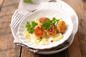 fried scallop with leef and cream