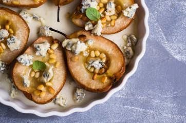 Baked pears with nuts