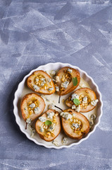 Baked pears with nuts