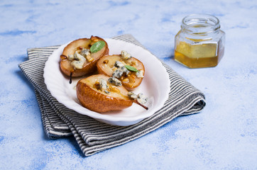 Baked pears with nuts