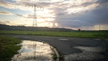 Hochspannungsleitung im Abendlicht