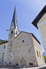 Fototapeta na wymiar Südtirol- Impressionen, Schlanders im Vinschgau, Kirche zur Heiligen Dreifaltigkeit