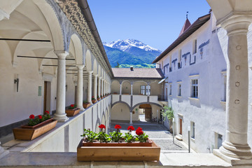 Fototapeta na wymiar Südtirol- Impressionen, Schlanders im Vinschgau, Säulen im Innenhof der Schlandersburg