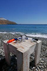 kleiner Tisch mit Schnorchel am Strand