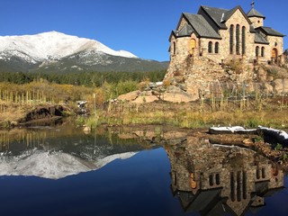 Fototapeta na wymiar Chapel on the Rock in Colorado with Rocky Mountains in background