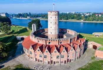 Raamstickers Vestingwerk Middeleeuws fort Wisloujscie met oude vuurtoren in de haven van Gdansk, Polen Een uniek monument van de vestingwerken. Luchtfoto