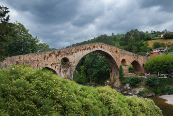 Fototapeta premium Puente romanico en Cangas de Onis, Asturias