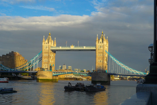 Ponorama of the Tower Bridge, across the Senu in London.
