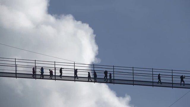 H&auml;ngebr&uuml;cke bei Reutte, Tirol, &Ouml;sterreich, Tourismus, 4K