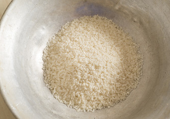 rice lies in the aluminum plate