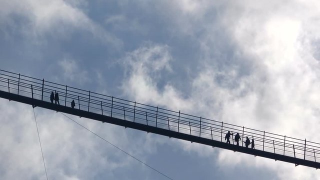 H&auml;ngebr&uuml;cke bei Reutte, Tirol, &Ouml;sterreich, Tourismus, 4K