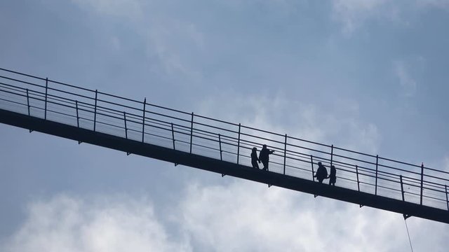 H&auml;ngebr&uuml;cke bei Reutte, Tirol, &Ouml;sterreich, Tourismus, 4K