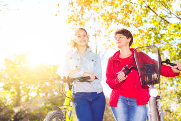 Mutter mit Tochter Fahren zusammen Rad (herbst)