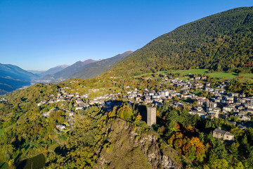 Teglio - Valtellina (IT) - Vista aerea della Torre de li beli miri e della chiesa di Santo Stefano - obrazy, fototapety, plakaty