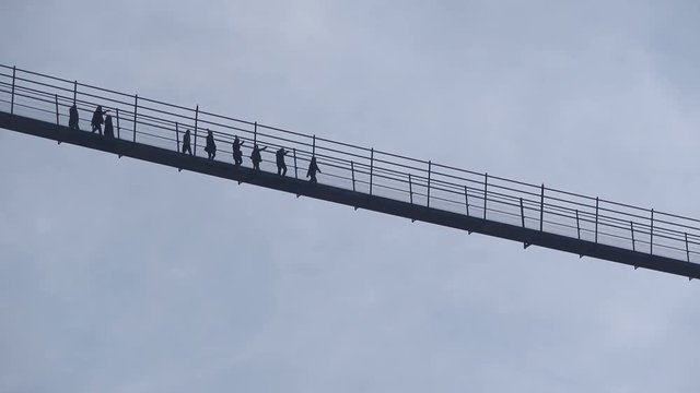 H&auml;ngebr&uuml;cke bei Reutte, Tirol, &Ouml;sterreich, Tourismus, 4K