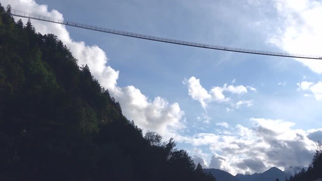 H&auml;ngebr&uuml;cke bei Reutte, Tirol, &Ouml;sterreich, Tourismus, 4K