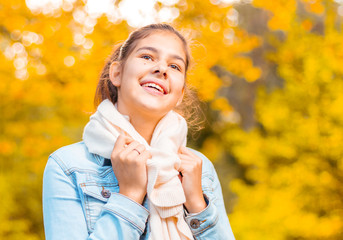 Junges Schönes Mädchen auf Herbstlichem Hintergrund