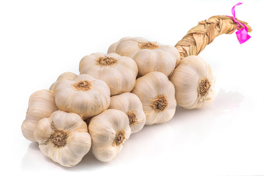 grosse tresse d'ail blanc sur fond blanc