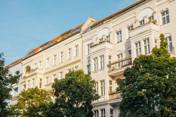 Fototapeta na wymiar yellow and white real estate row houses in germany
