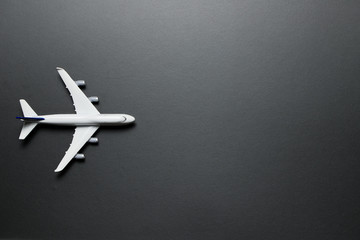 Obraz premium Miniaturowy samolot na białym tle