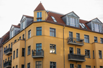Fototapeta na wymiar orange corner building in berlin