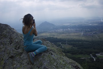 Naklejka premium a girl on the mountain