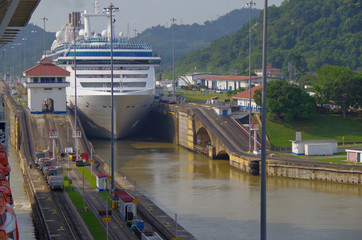 Princess Cruises Kreuzfahrtschiff Island Princess passiert Schleuse in Panamakanal