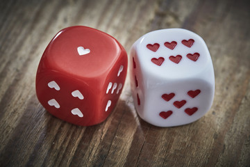 Würfel mit Herzen als Augen weiß und rot, eins und sechs