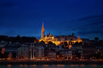 Blick auf die Matthiaskirche in Budapest am Abend und beleuchtet